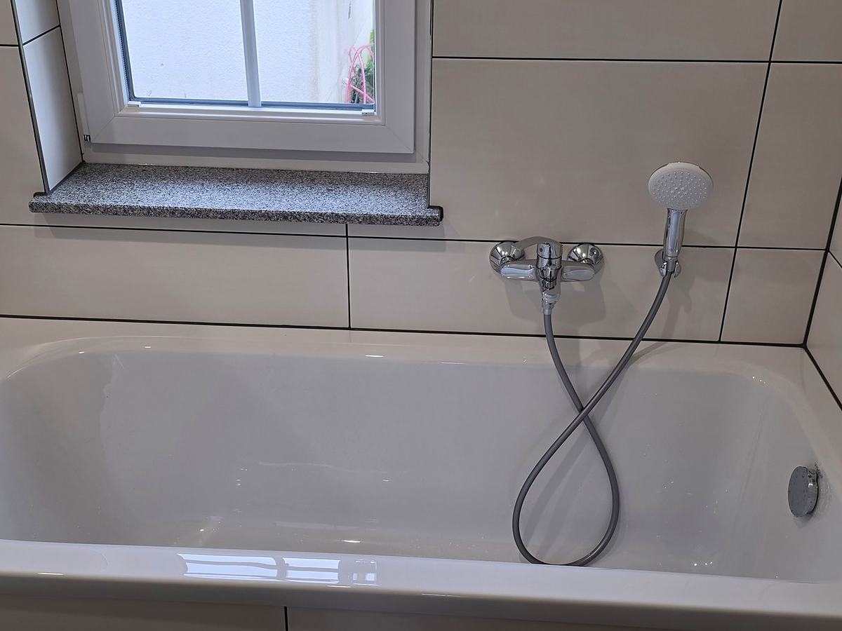 The large bathroom, bathtub