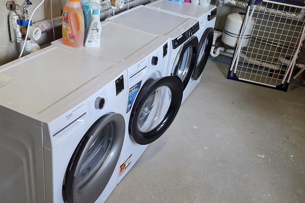 Washing machine and dryer in the room next to the garage